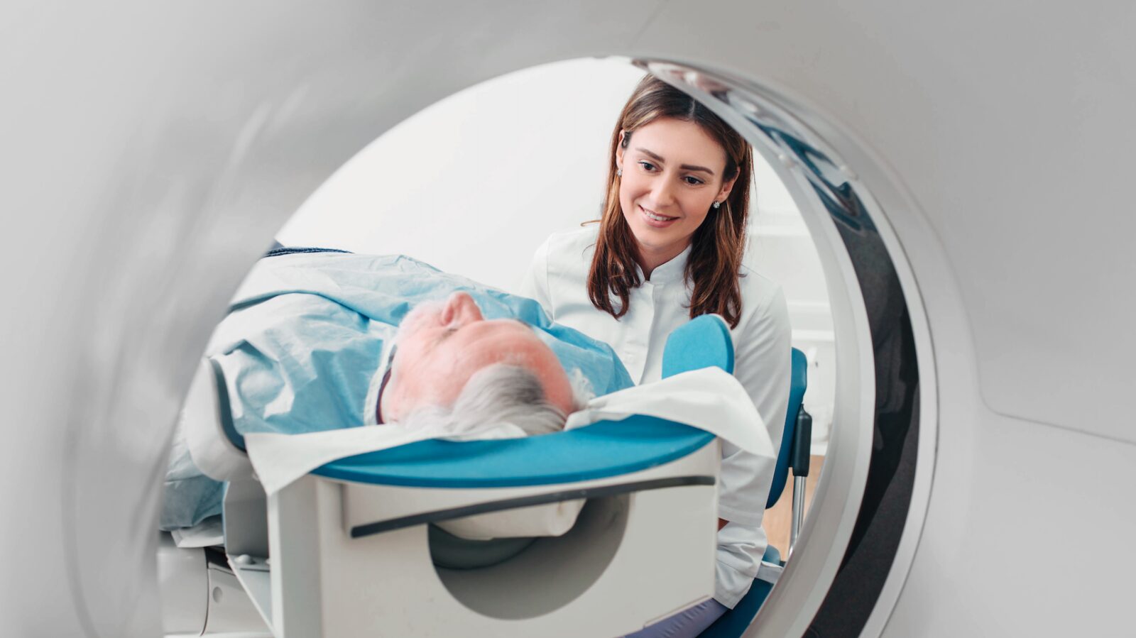 Patientin bei einer radiologischen Untersuchung