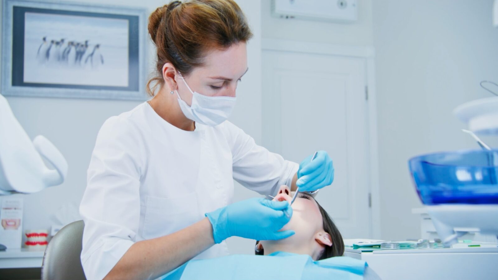 Zahnärztin bei der Behandlung einer Patientin
